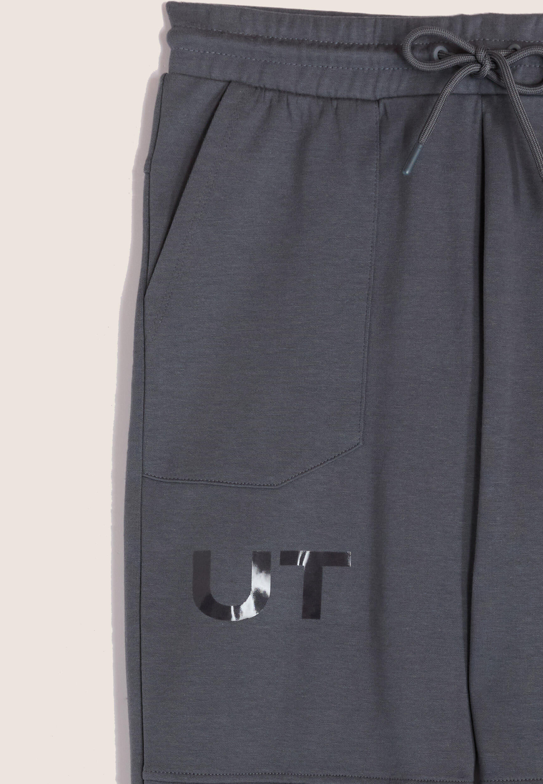 Pantalón slim fit en tejido interlock con estampado UT y costuras 4/4