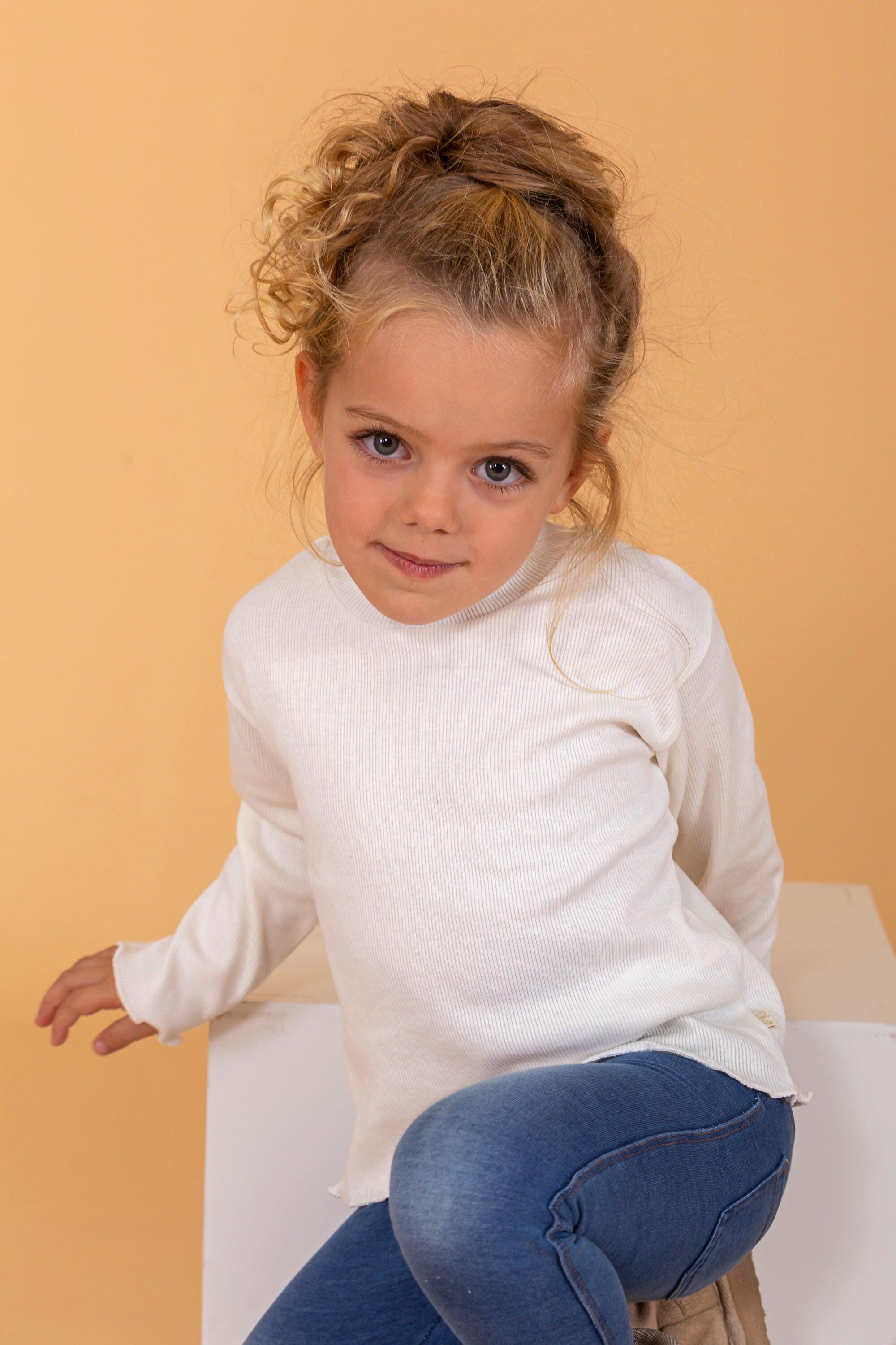 Camiseta infantil de manga comprida na cor cru com 4/4