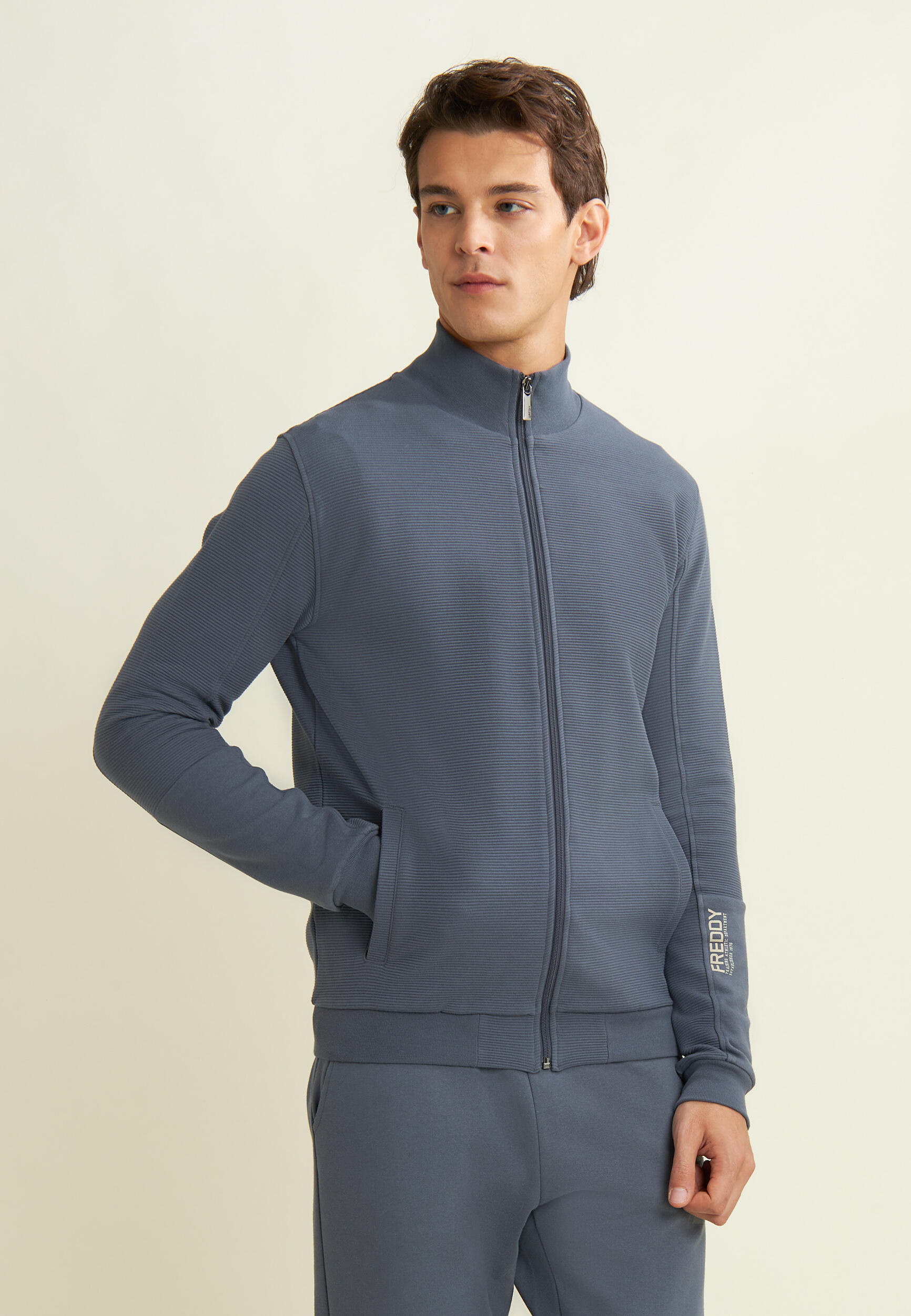 Sweat-shirt entièrement zippé rayé avec imprimé sur la manche 2/4
