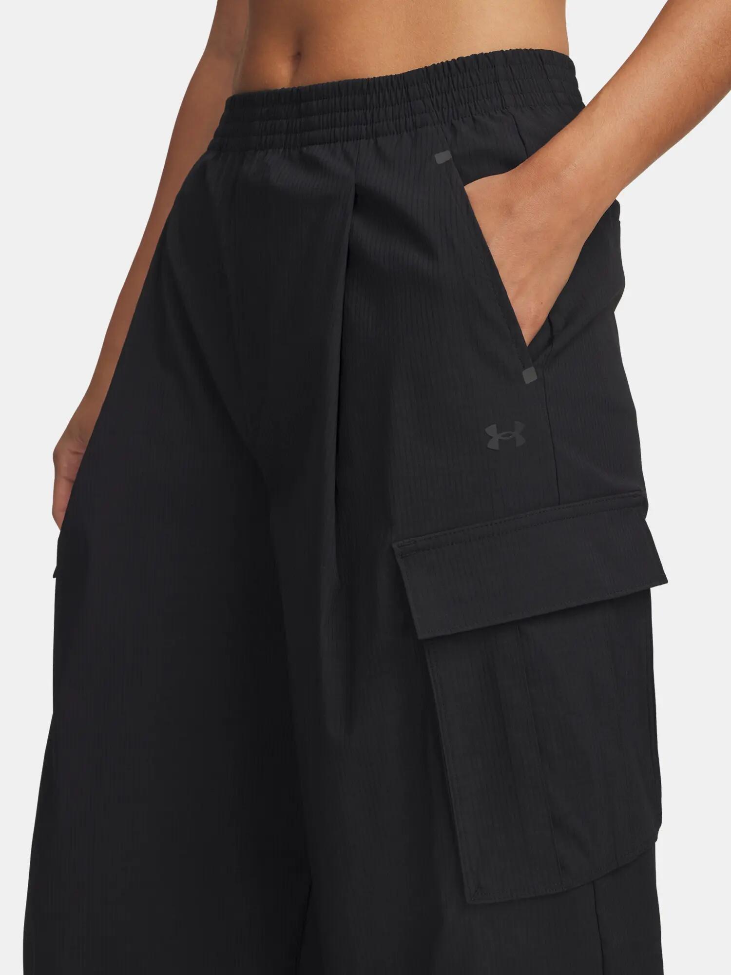 Női sportnadrág Under Armour UA Unstoppable Rstop Cargo-BLK 3/4