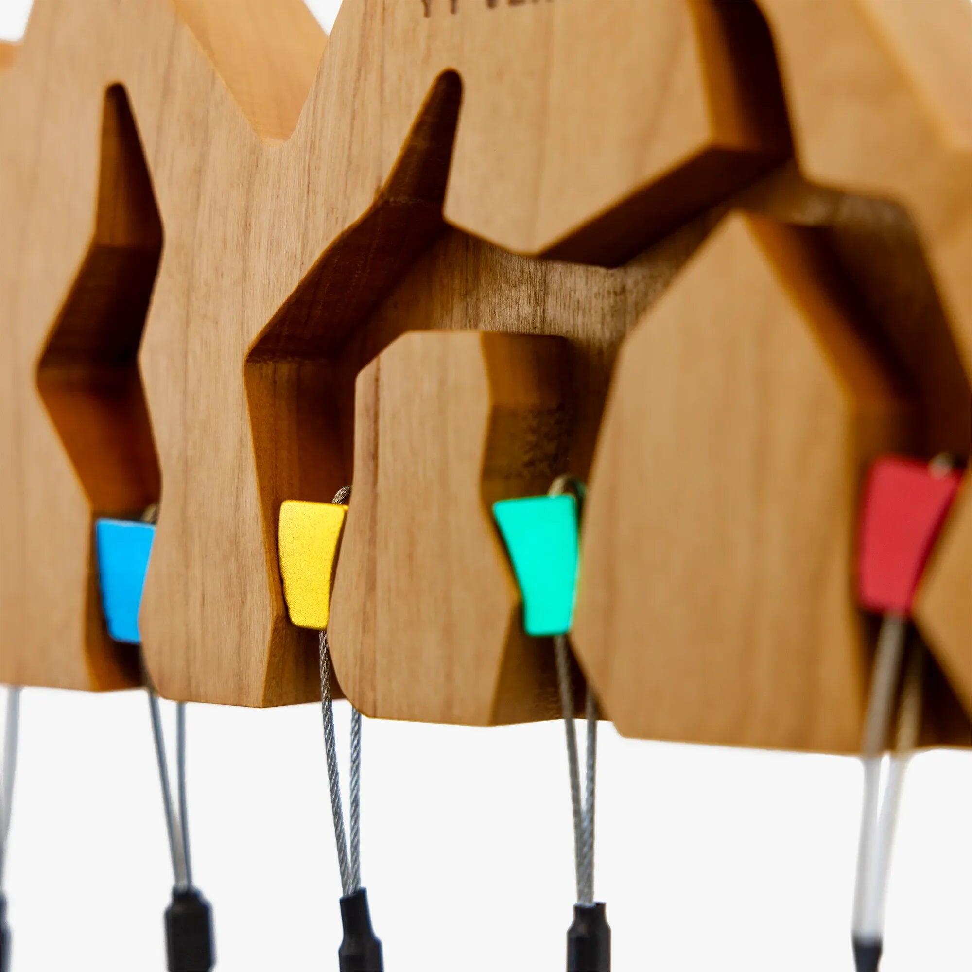 KeyHolder XL – wand-sleutelhouder van kersenhout, geïnspireerd op klimmen 4/7