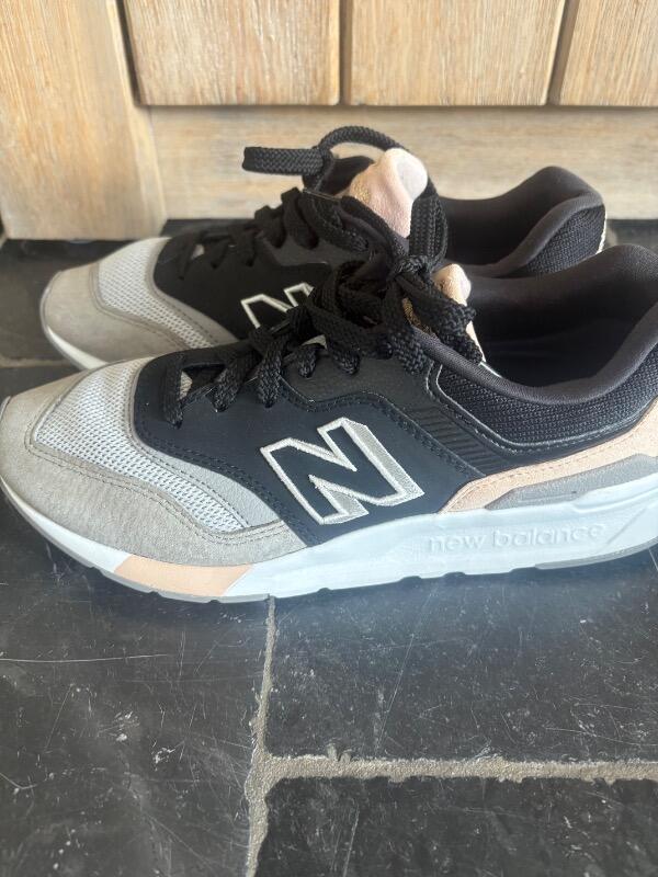 NEW BALANCE picture
