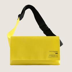 RAINETTE Banane imperméable jaune, bandoulière 23 x 14 x 3.5 cm.