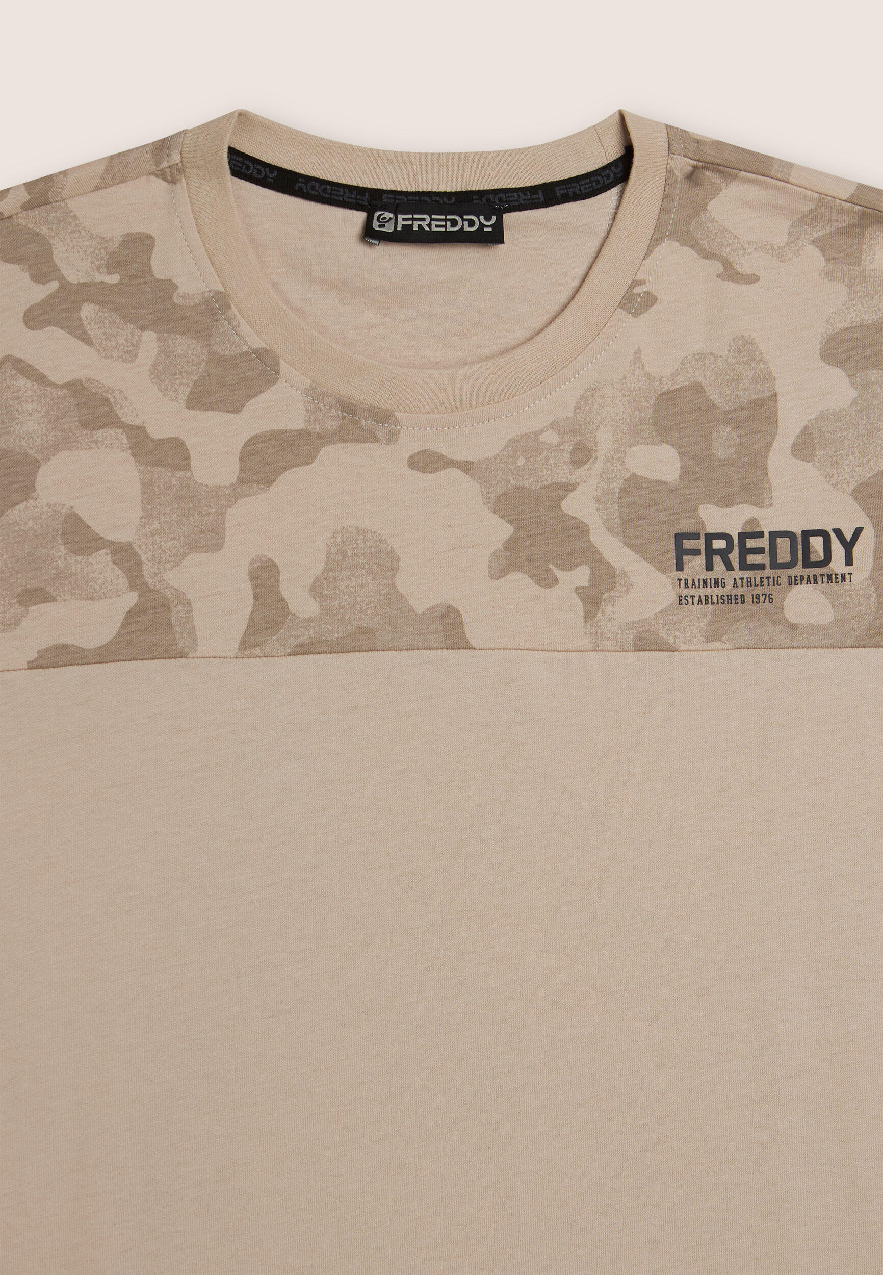 T-shirt imprimé camouflage de couleur uniforme, avec logo en forme de cœur 3/3