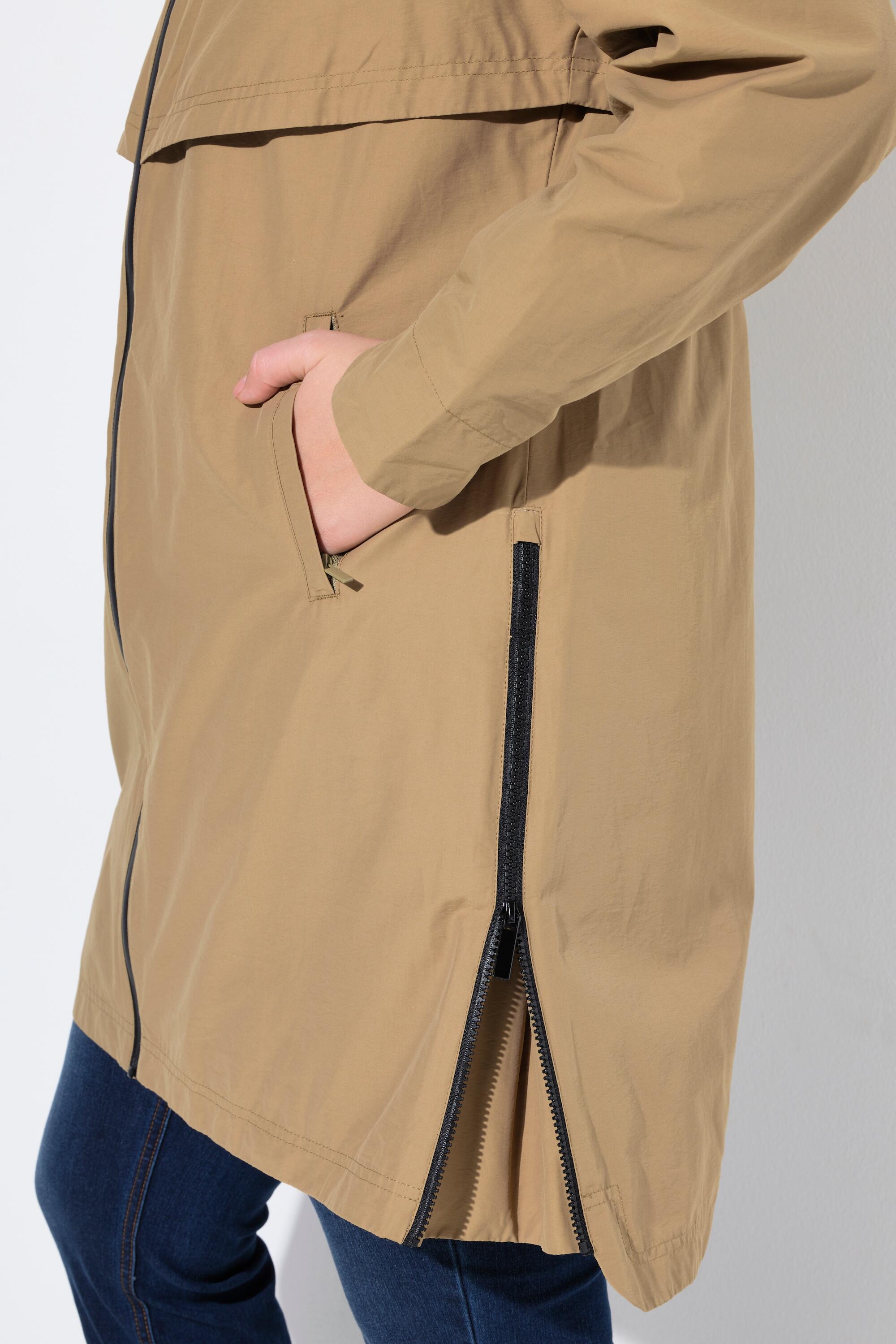 Femme Parka à capuche. Fentes latérales zippées. Poches zippées 4/7