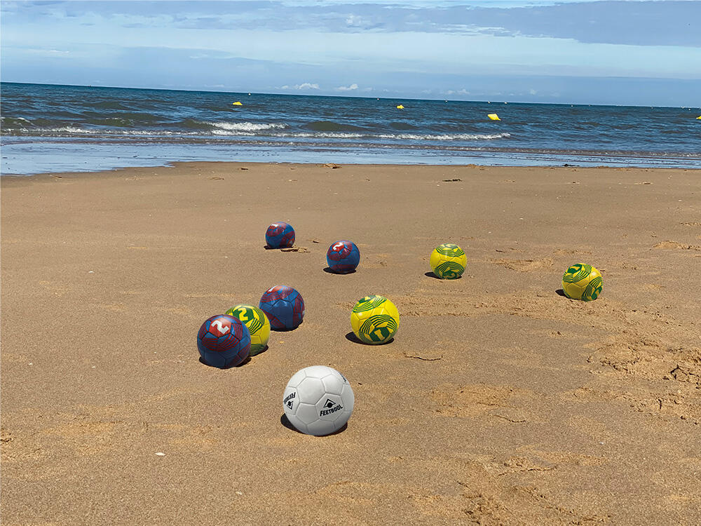 Jeu de pétanque au pied avec 9 ballons - Feetbool 3/3