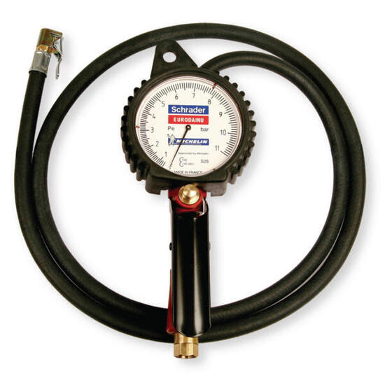 Manometro e pompa per pneumatici in plastica nero.