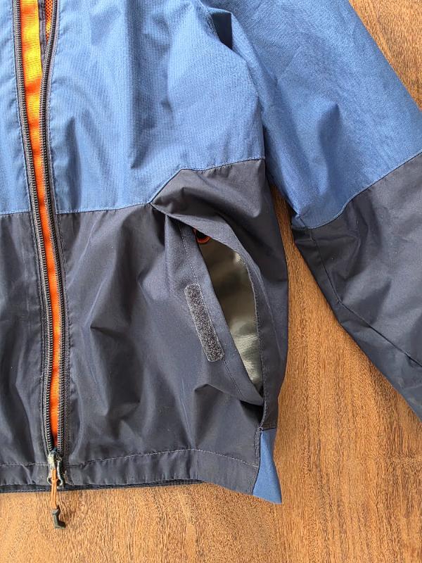 Tussen Particulieren - Quechua regenjas MH500 blauw maat 7-8 jaar (123-13 3/5
