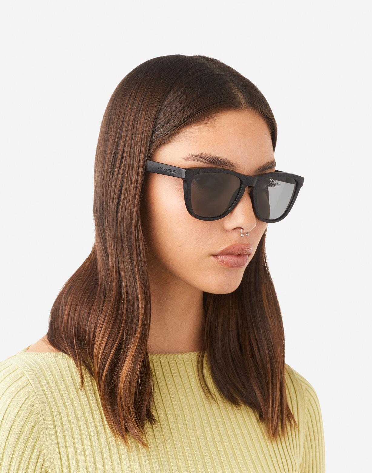 HAWKERS - Lunettes de Soleil pour Homme et Femme POLARIZED BLACK DARK - ONE Raw 5/8