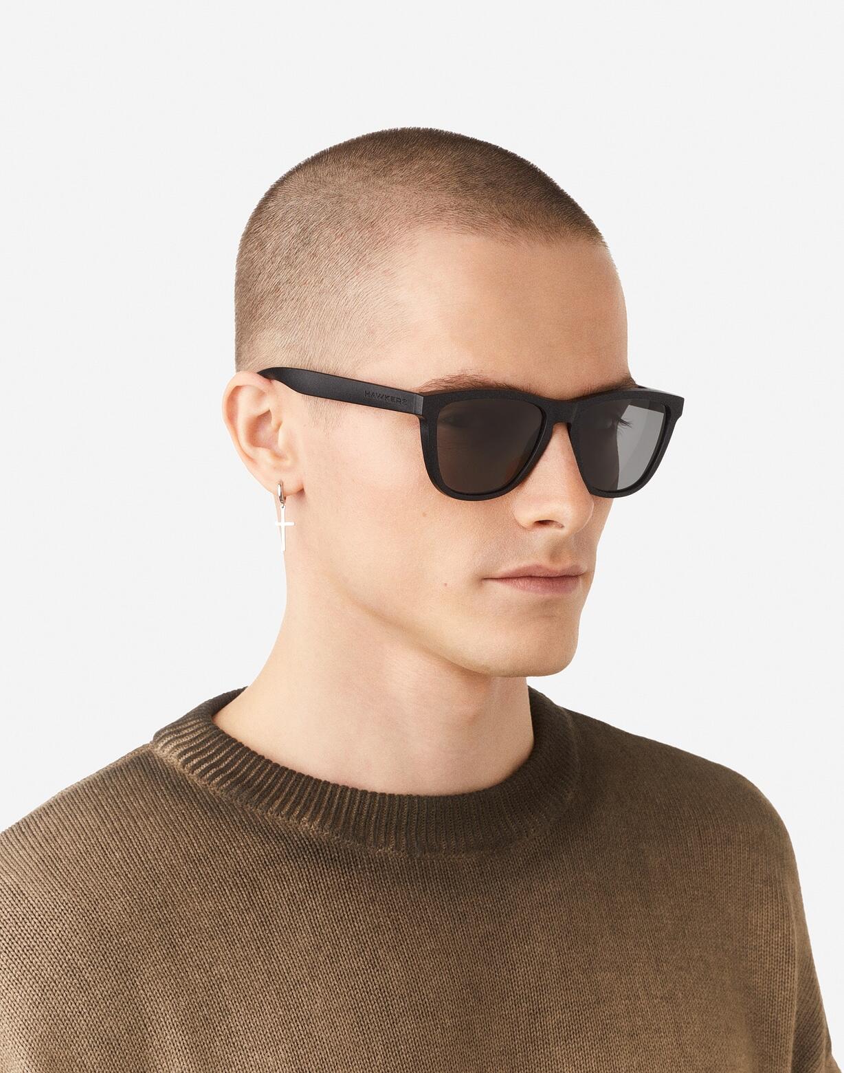 HAWKERS - Lunettes de Soleil pour Homme et Femme POLARIZED BLACK DARK - ONE Raw 6/8