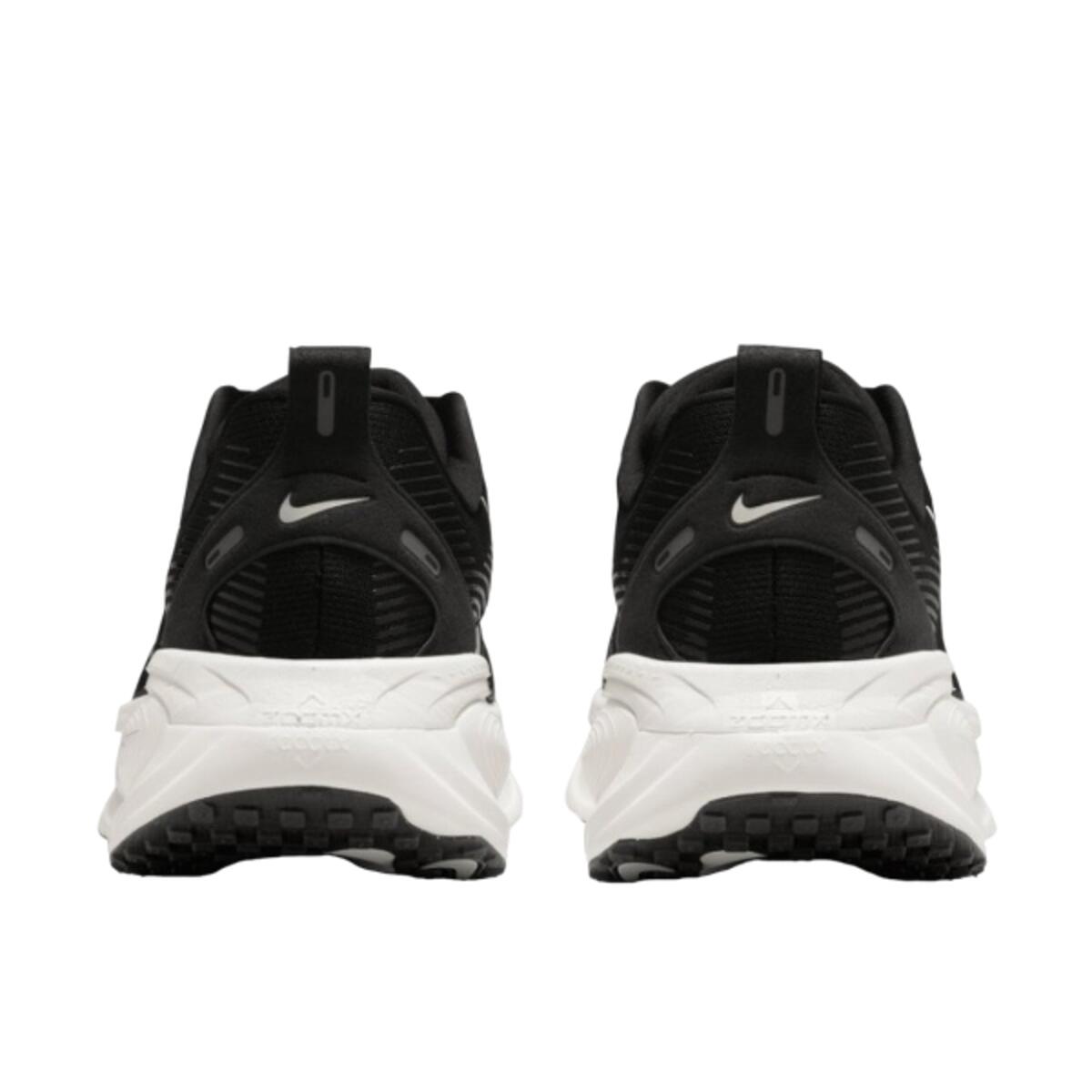 Scarpe  Vomero 18 Black Coconut Milk Light Iron Ore Summit White 3/4