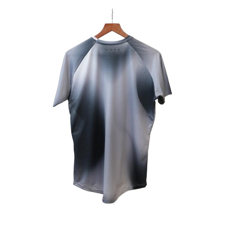 T-shirt légère et respirante de trail running, séchage rapide et tissu recyclé. 2/3