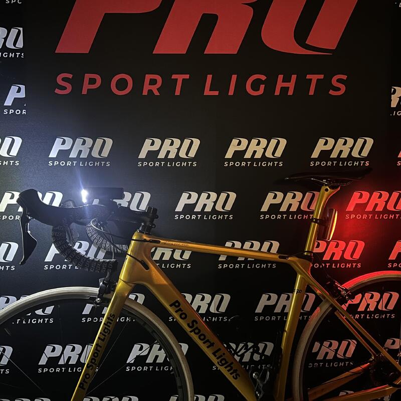 Lumini pentru bicicletă: far și stop cu performanță de 1300 și 120 lumeni