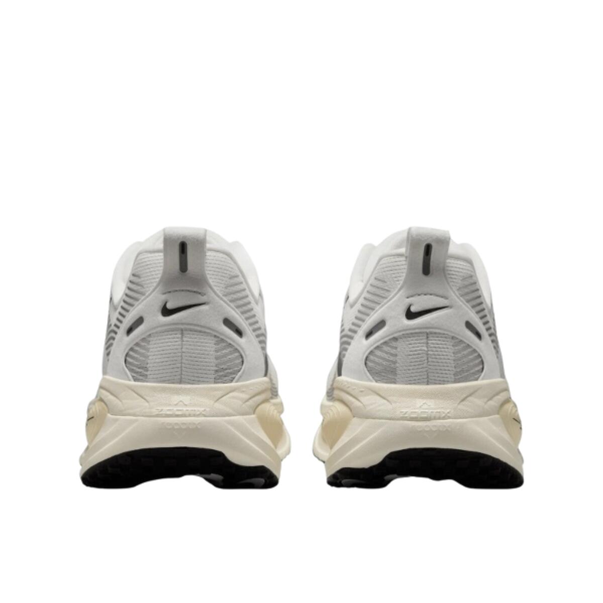 Scarpe  Vomero 18 Summit White Coconut Milk 3/4