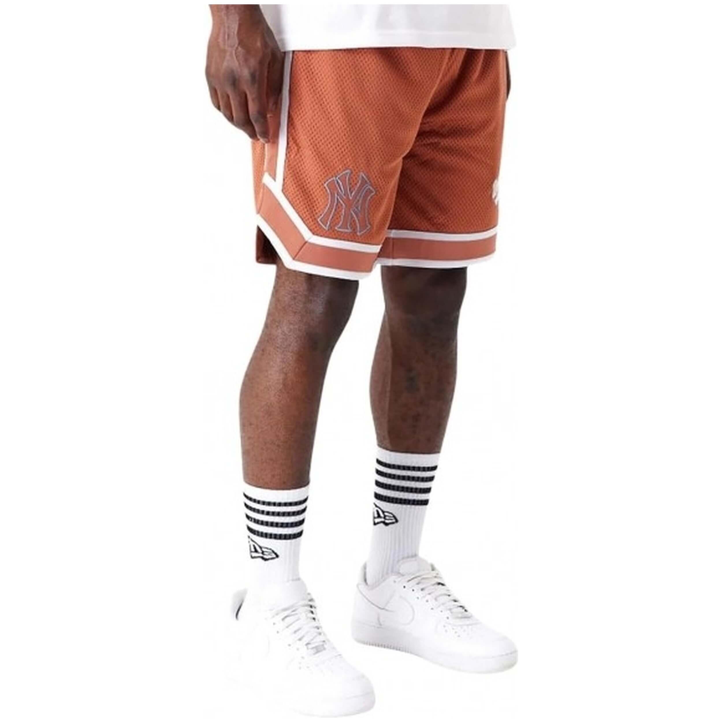 Short New era modèle 60502613 pour homme 3/4