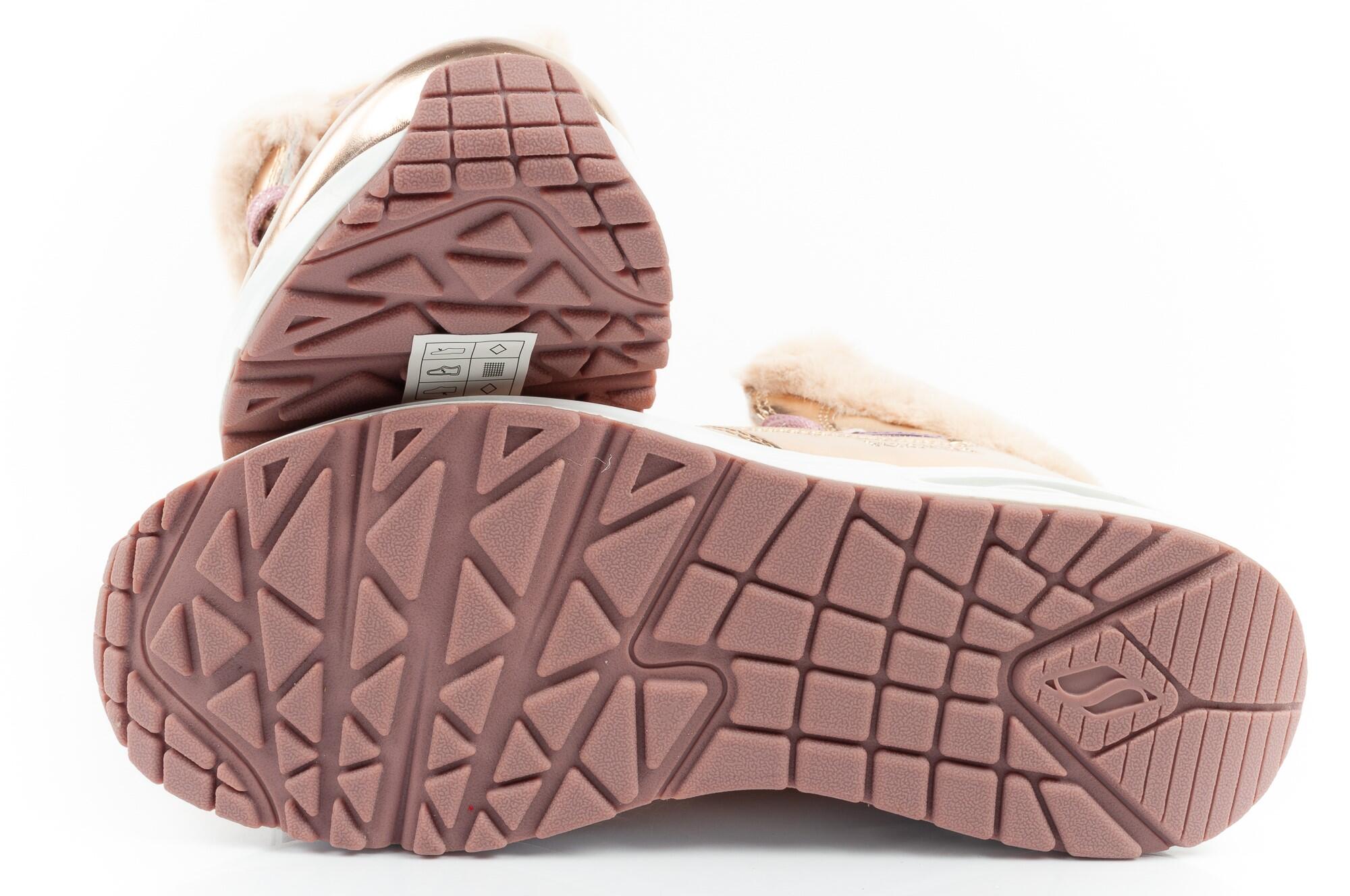 Chaussures de sport pour enfants Skechers Uno-Cozy isolées 6/7