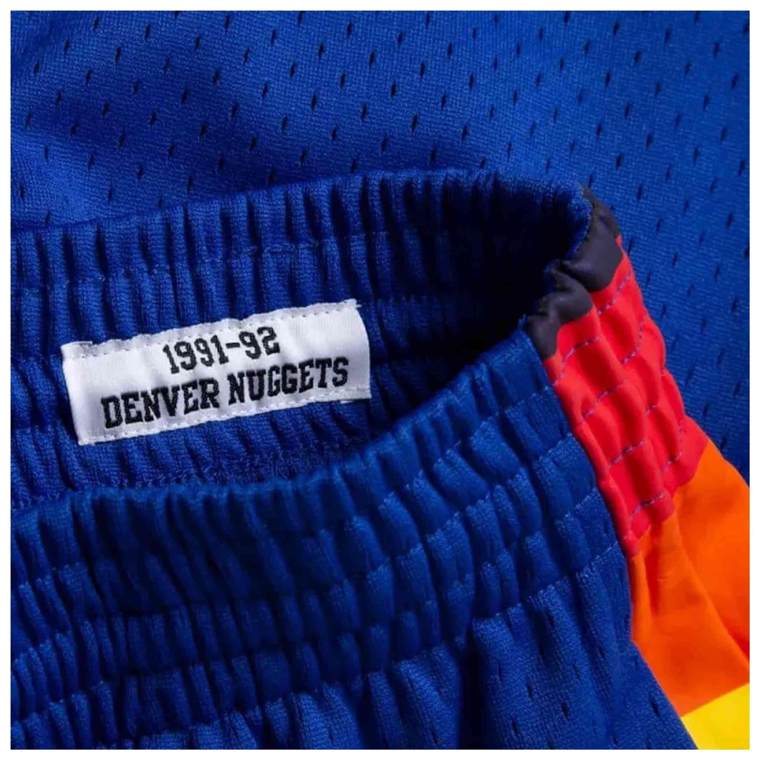 Calções Mitchell & ness modelo SMSHGS18228-DNUROYA91 para homem 3/4