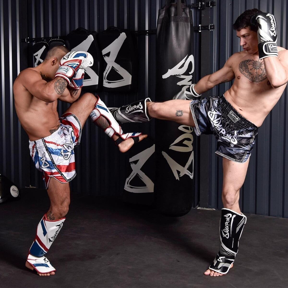 Short de Muay Thaï 8 WEAPONS Shift blanc-bleu-rouge XL 2/7