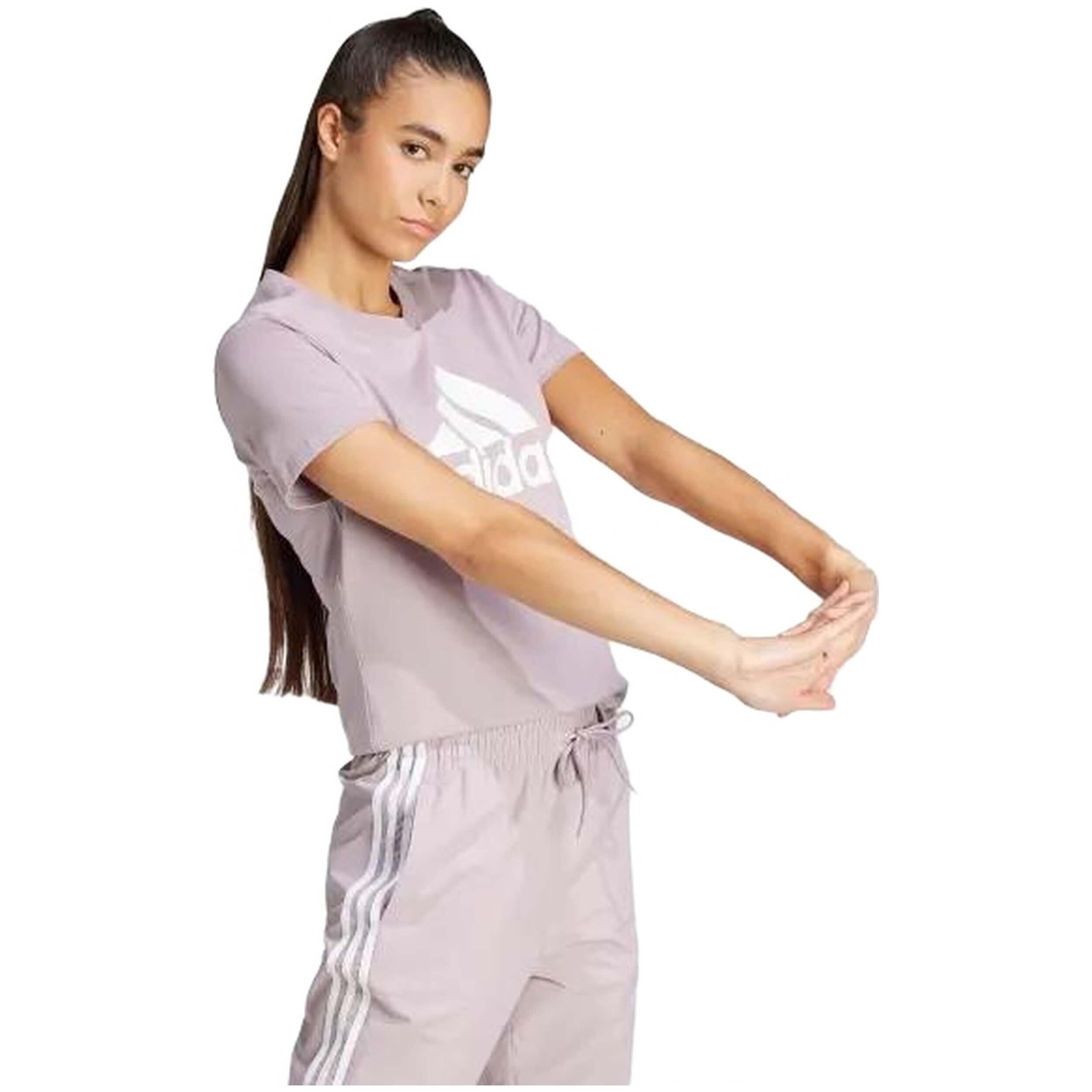 T-shirt Adidas modèle IR5411 pour femmes 3/5
