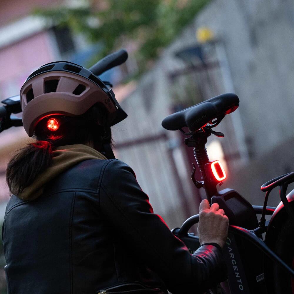 Luce posteriore per bicicletta rossa con rilevamento frenata 2/7