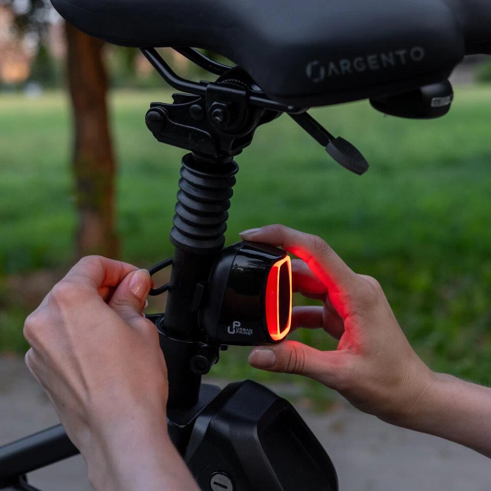 Luce posteriore per bicicletta rossa con rilevamento frenata 5/7