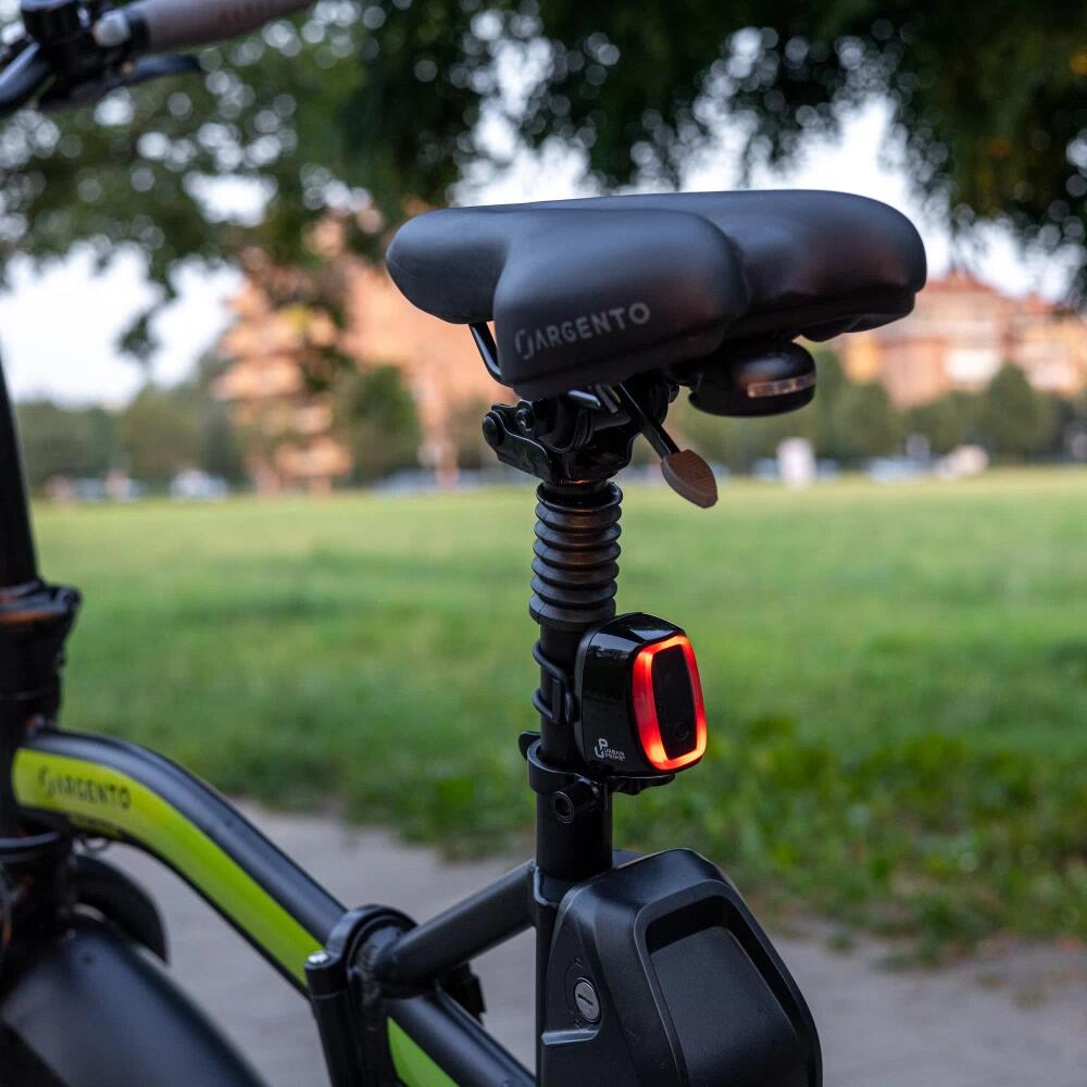Luce posteriore per bicicletta rossa con rilevamento frenata 6/7