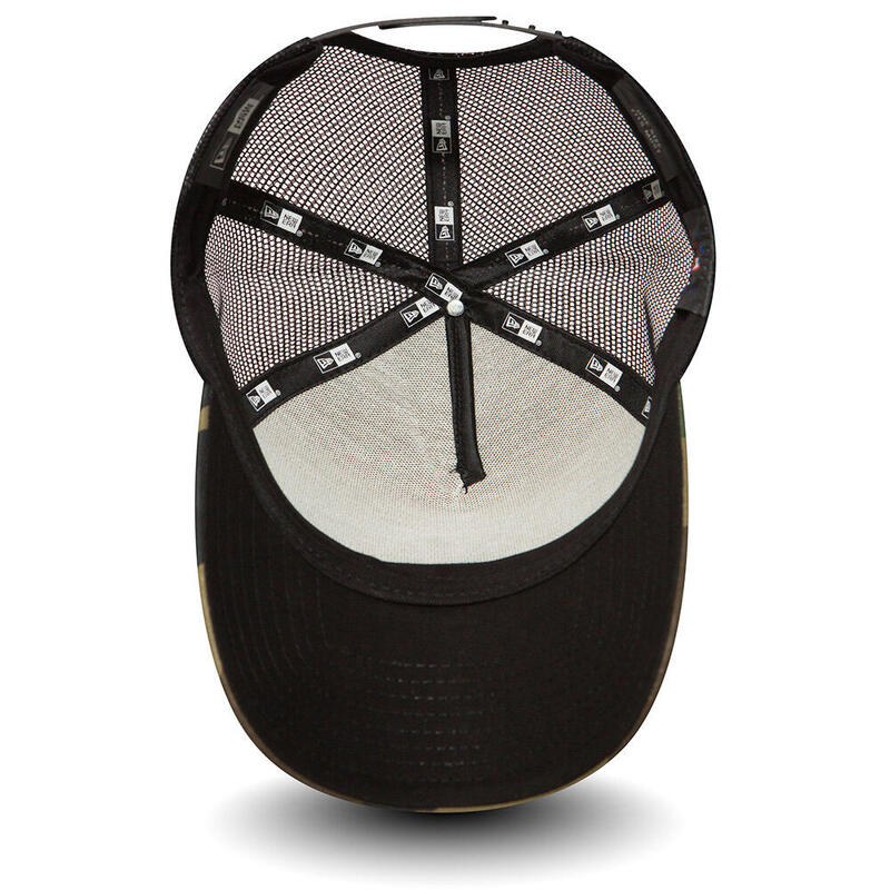 Șapcă Trucker New Era cu design camuflaj