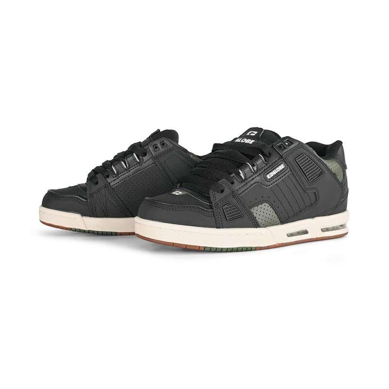 Adidași Globe Sabre negri combat