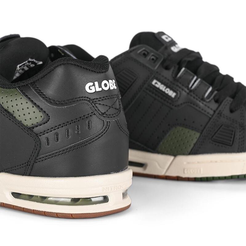 Adidași Globe Sabre negri combat