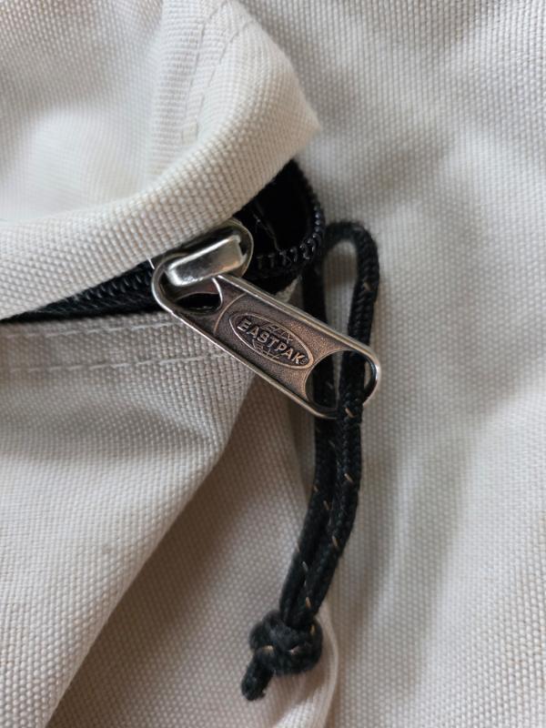 Entre Particuliers - Sac à dos Eastpak Pak'r blanc cassé. 3/3
