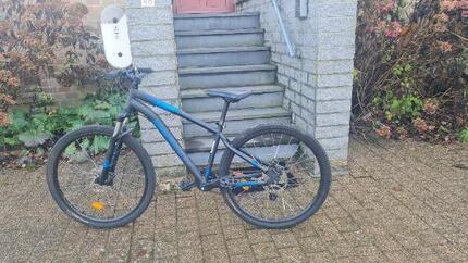 Entre Particuliers - vélo de randonnée noir et bleu