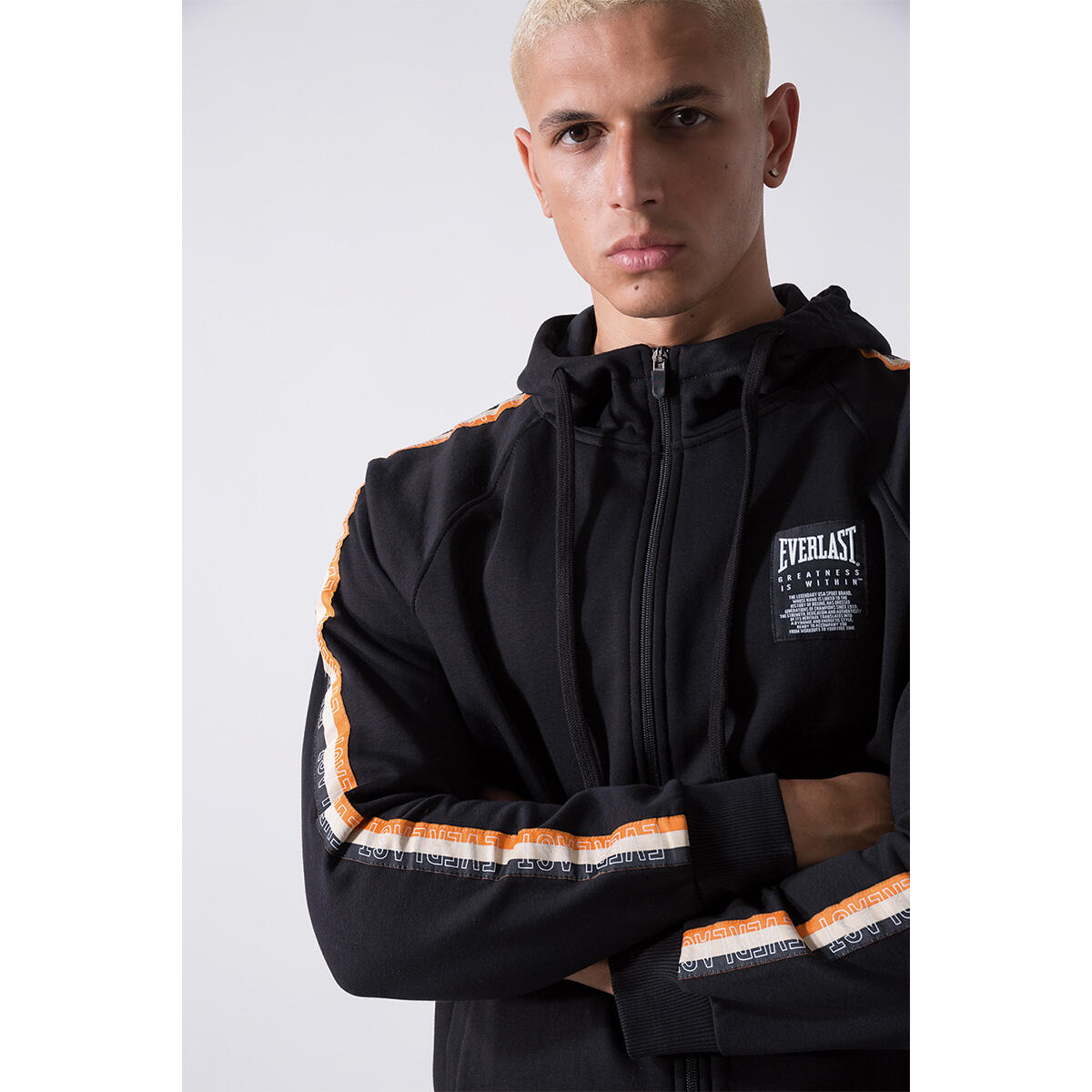 CHAQUETA HOMBRE NEUTRA CREMALLERA COMPLETA CON CAPUCHA Y CINTA TRICOLOR EVERLAST 4/5