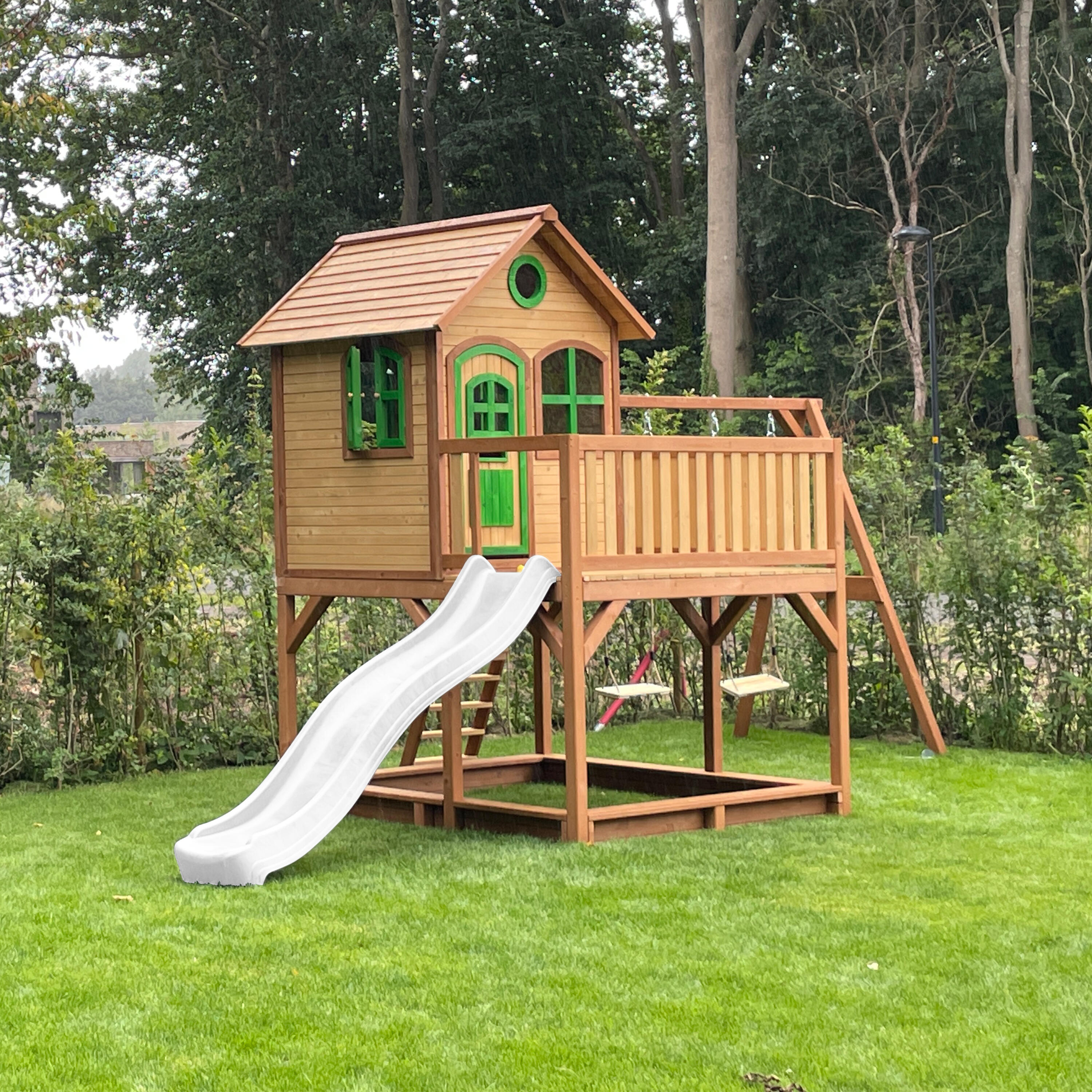 Maisonnette en bois Liam Marron/Verte avec 2 Balançoires - Toboggan Blanc 3/7