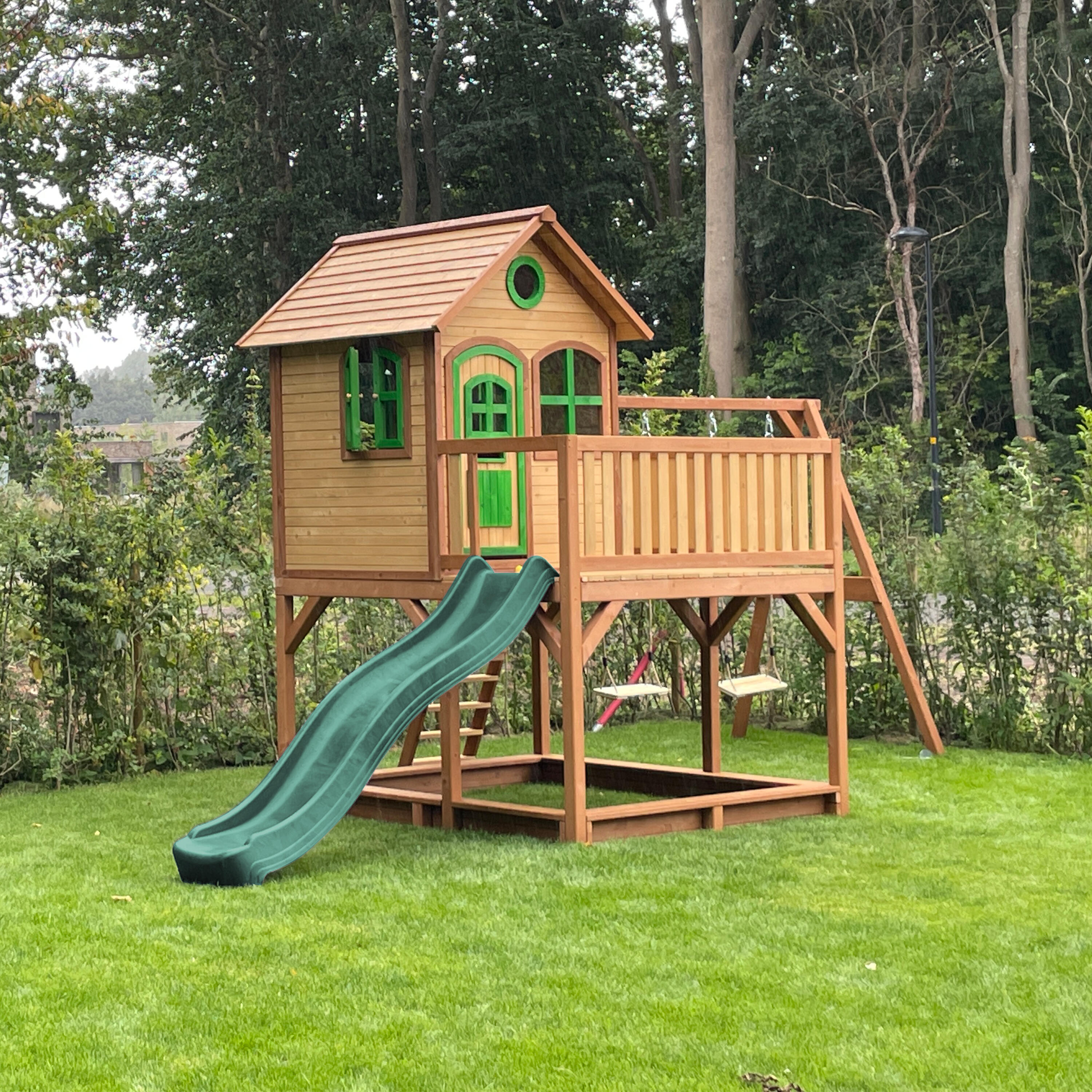 Maisonnette en bois Liam Marron/Verte avec 2 Balançoires - Toboggan Vert 3/7