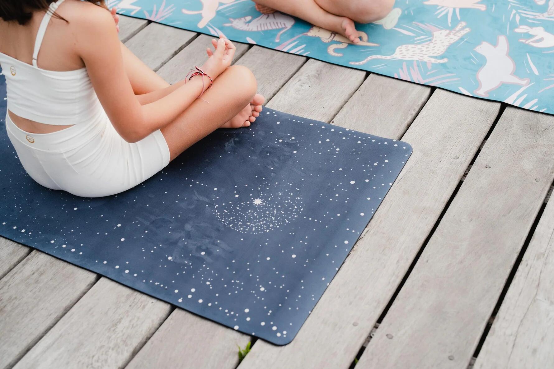 Tapis de yoga céleste de 4,5 mm pour enfants par Yoga Design Lab 7/7