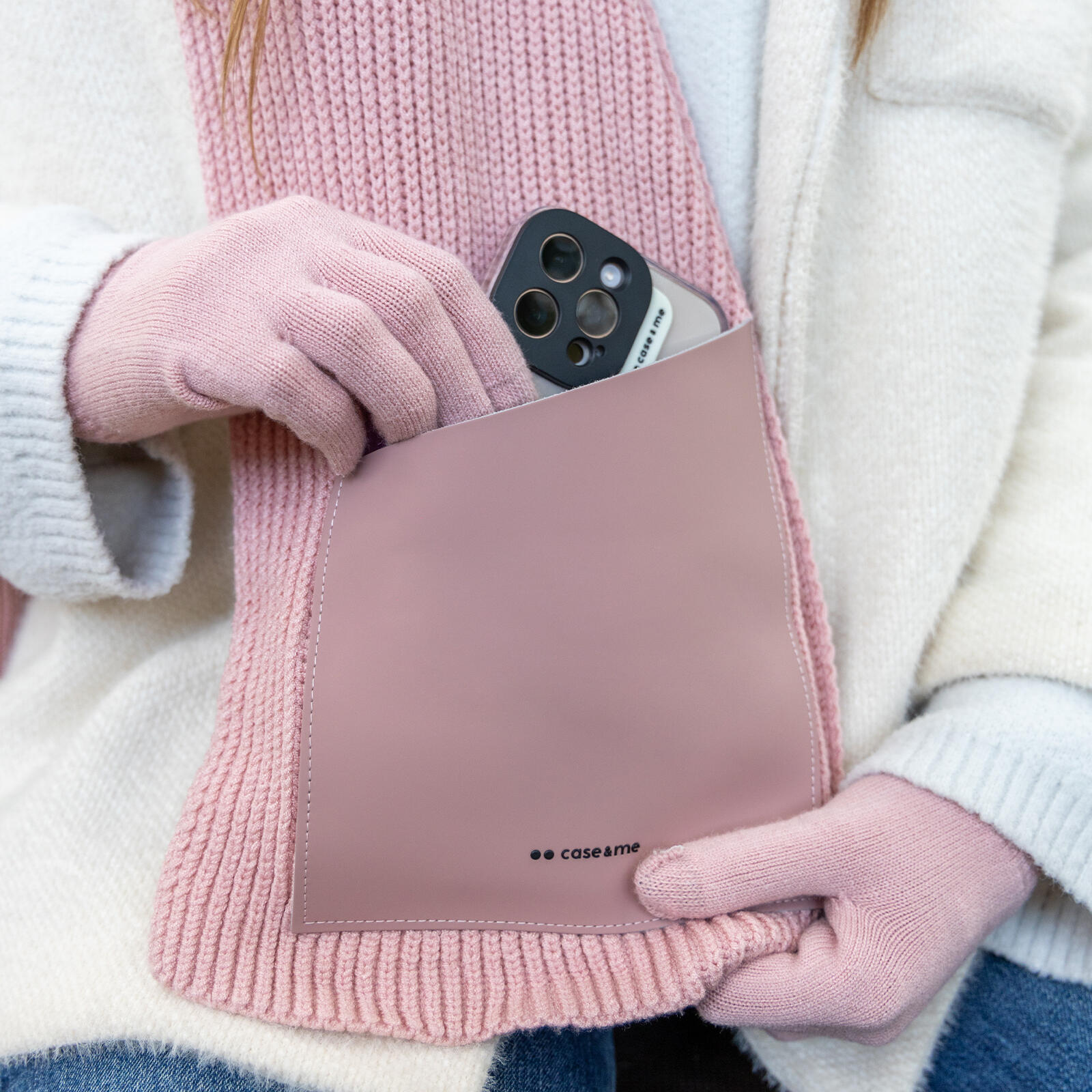 Sciarpa con tasca per smartphone 2/4