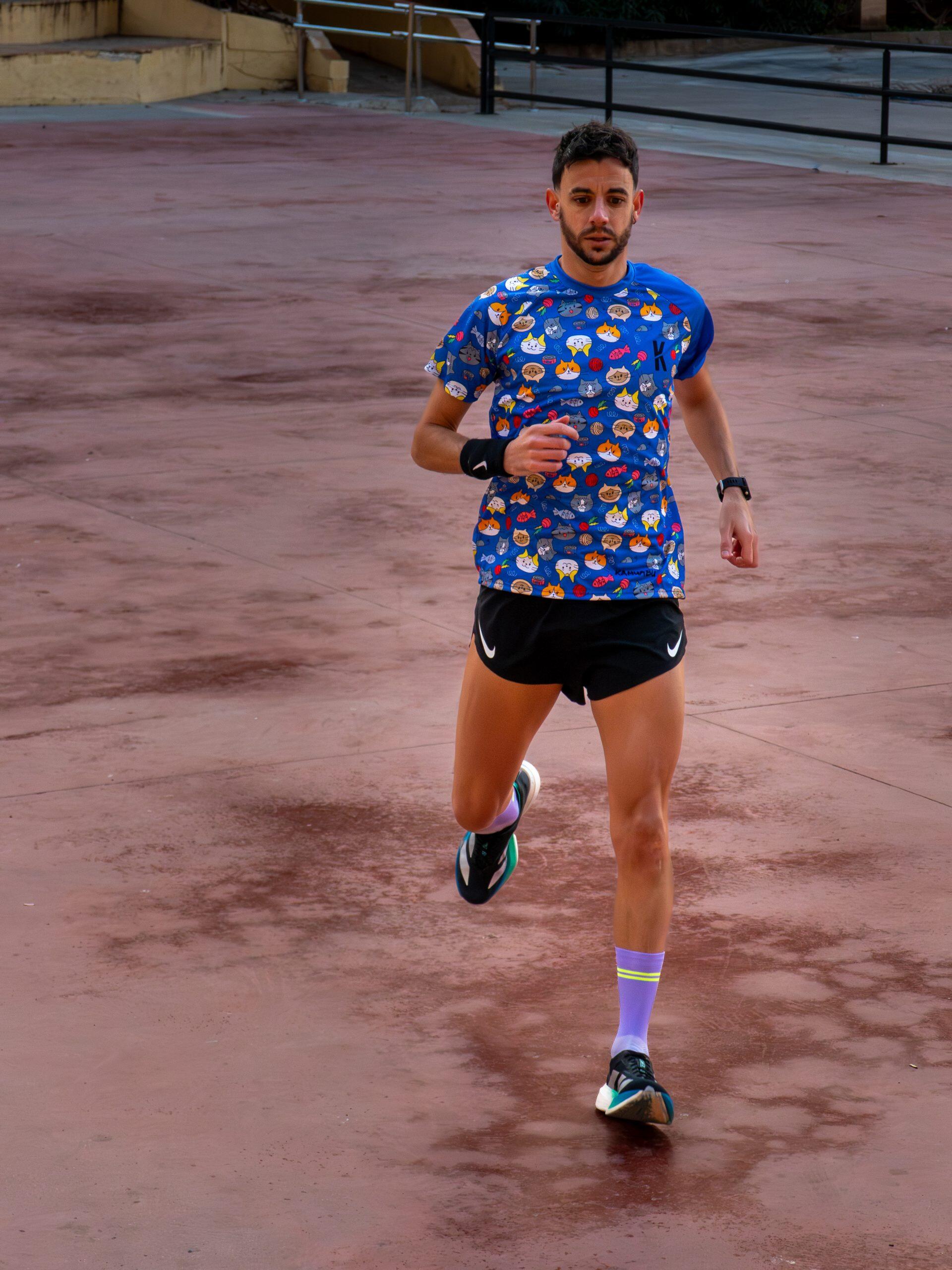 Camiseta Running Hombre Azul Cielo Violeta GATITOS 3/5