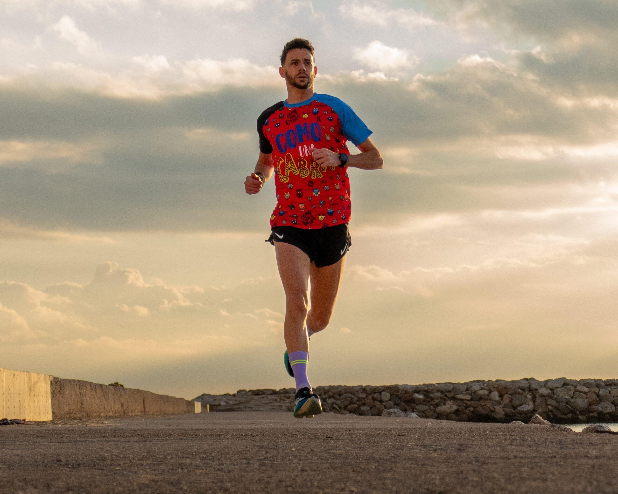 Maglia Running Uomo Rossa COMO UNA CABRA 3/5