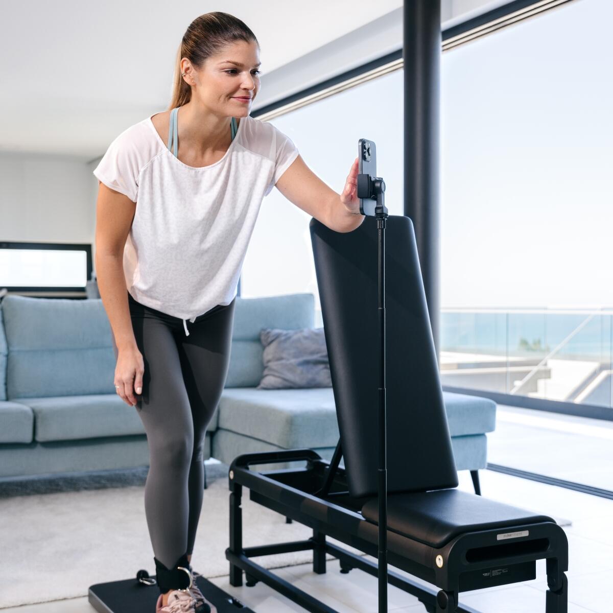 Flow Fitness DSG100i Smart Home Gym – Compacte, 100+ Exercices, Résistance Jusqu’à 60 Kg, Connectée