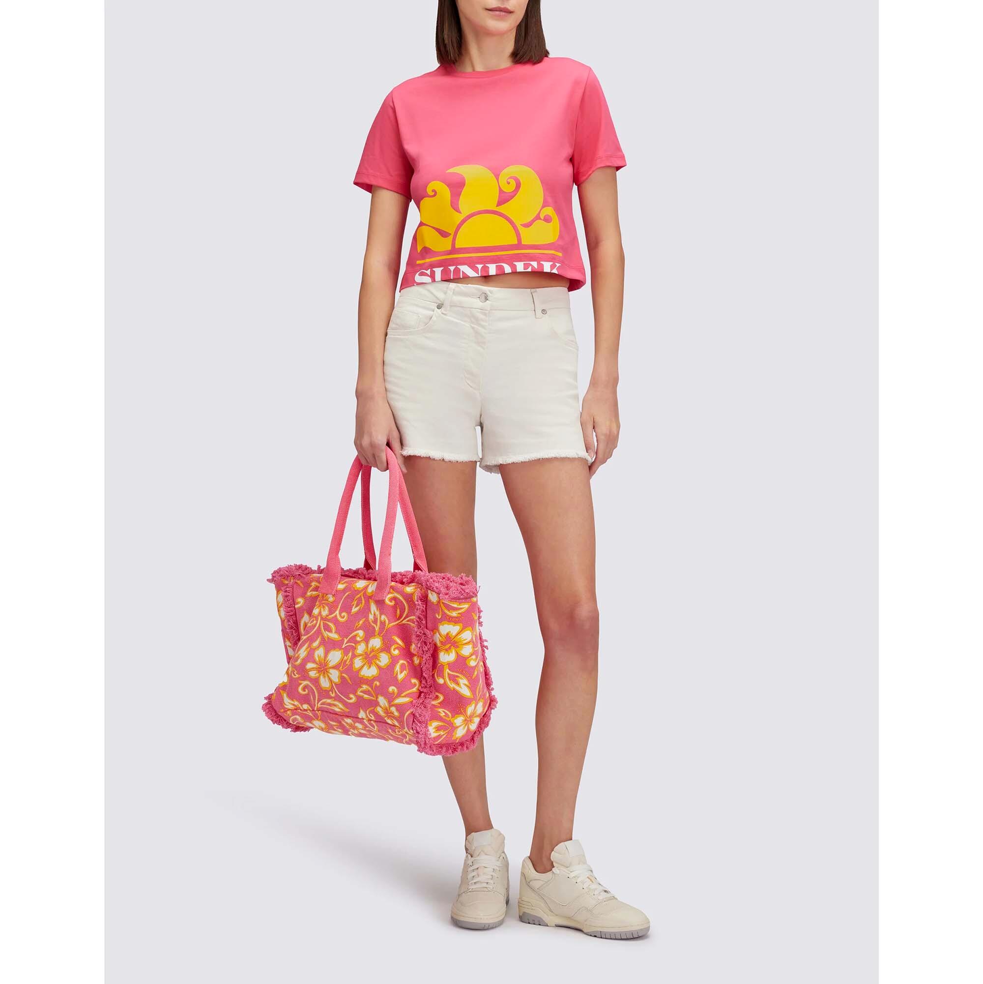T-Shirt Sundek Cropped Com Estampa Maxi Logo Mulher 3/4