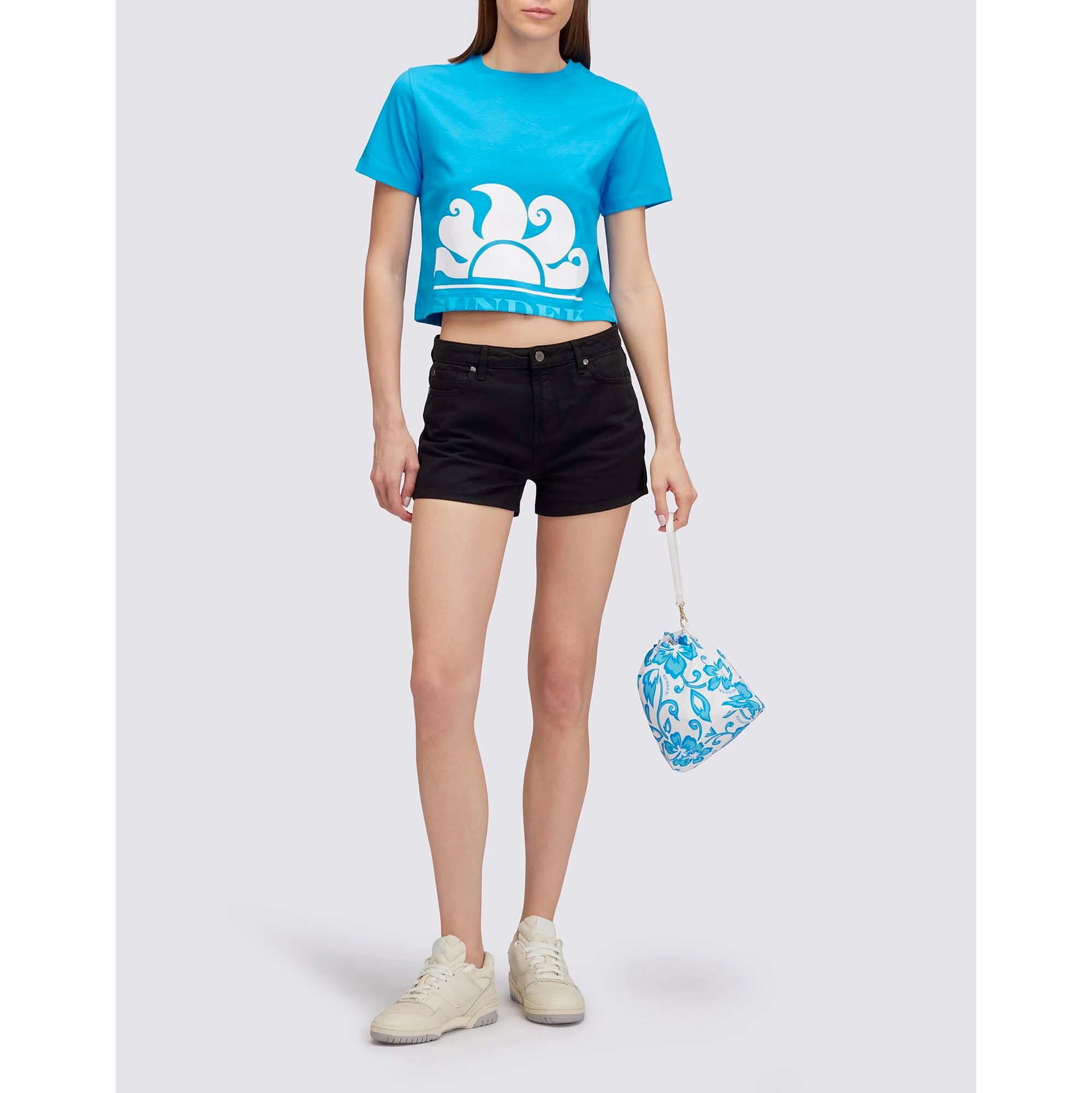 T-Shirt Sundek Cropped Com Estampa Maxi Logo Mulher 3/4