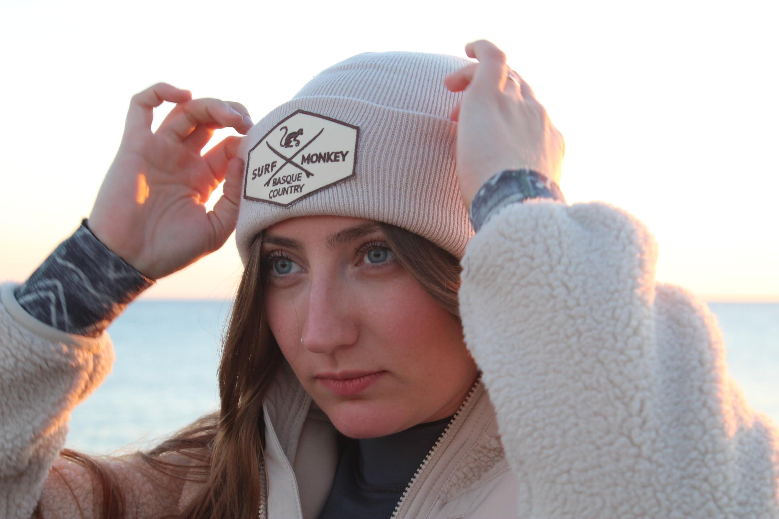 Gorro Beanie - Logo Bordado / Algodón Orgánico / Talla Única (Blanco) 3/4