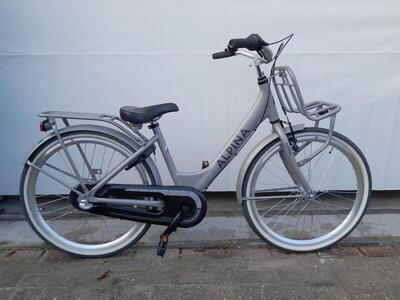 24 inch alpina clubb met 3 versnellingen en een voordrager.