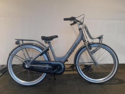 24 inch alpina clubb met 3 versnellingen en een voordrager.