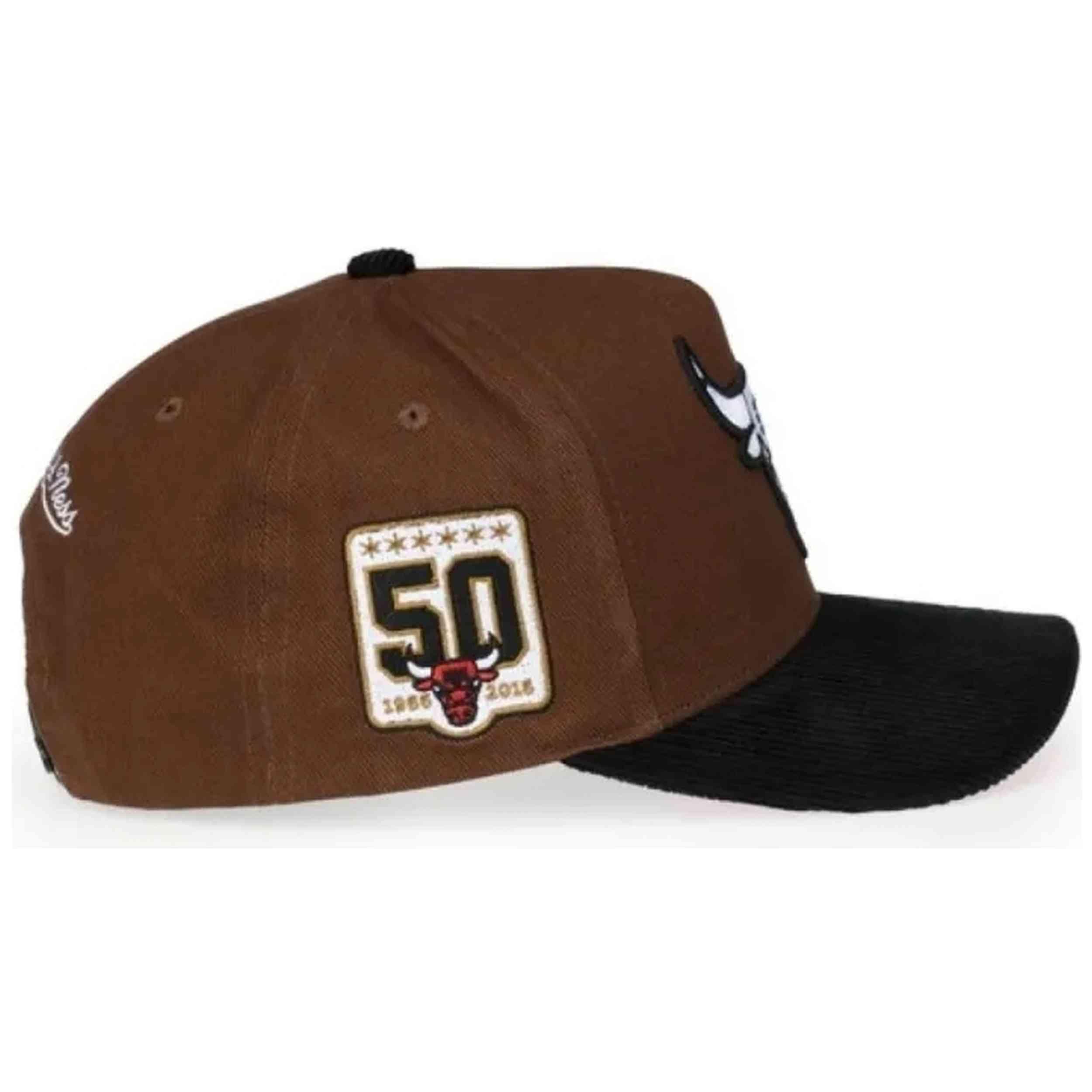Gorra Mitchell & ness modelo HHSSINTL1681-CBUBROW para unisex 3/4