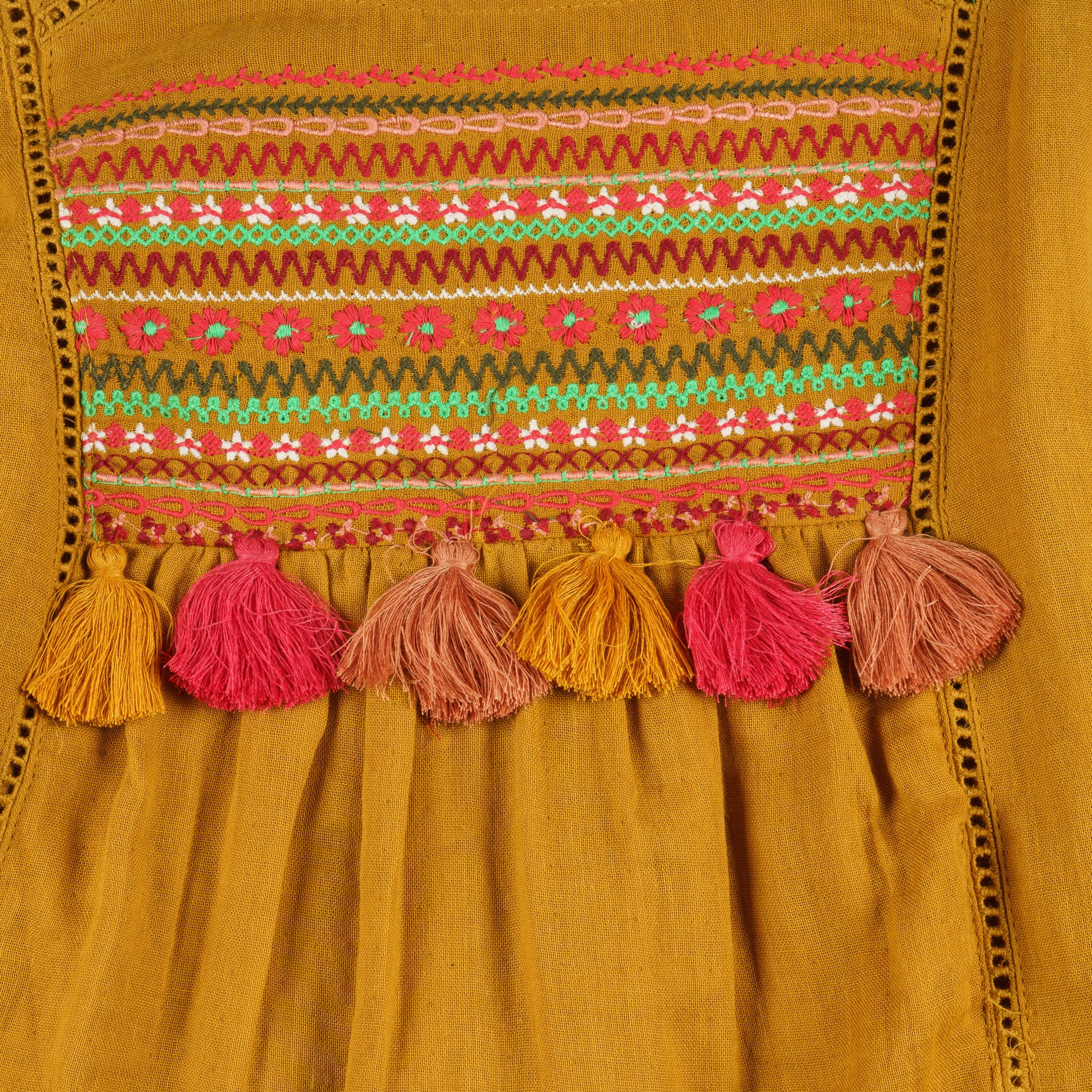Vestido niña mostaza bambula bordado con borlas 3/4