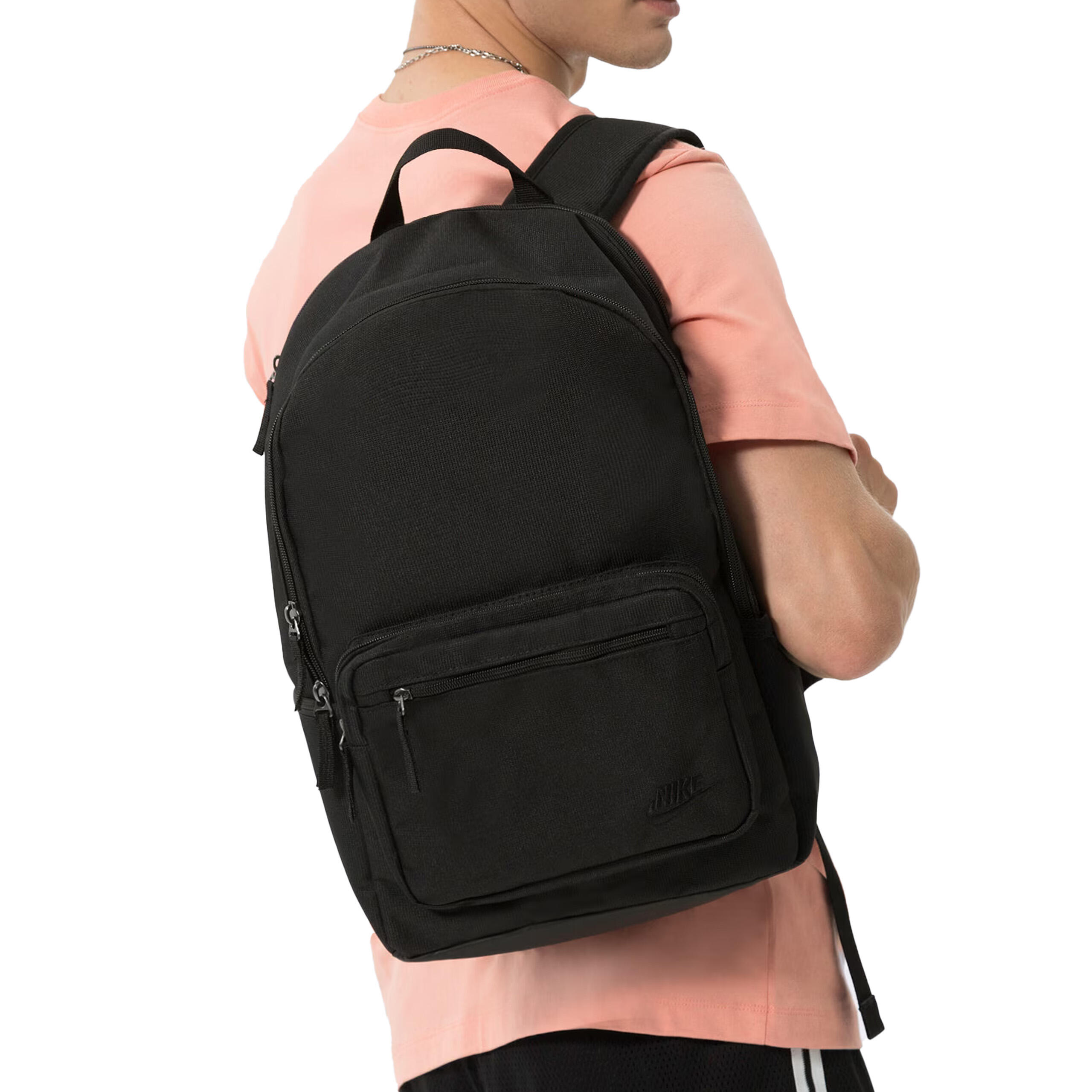 Zaino Nike nero resistente all'acqua 3/4