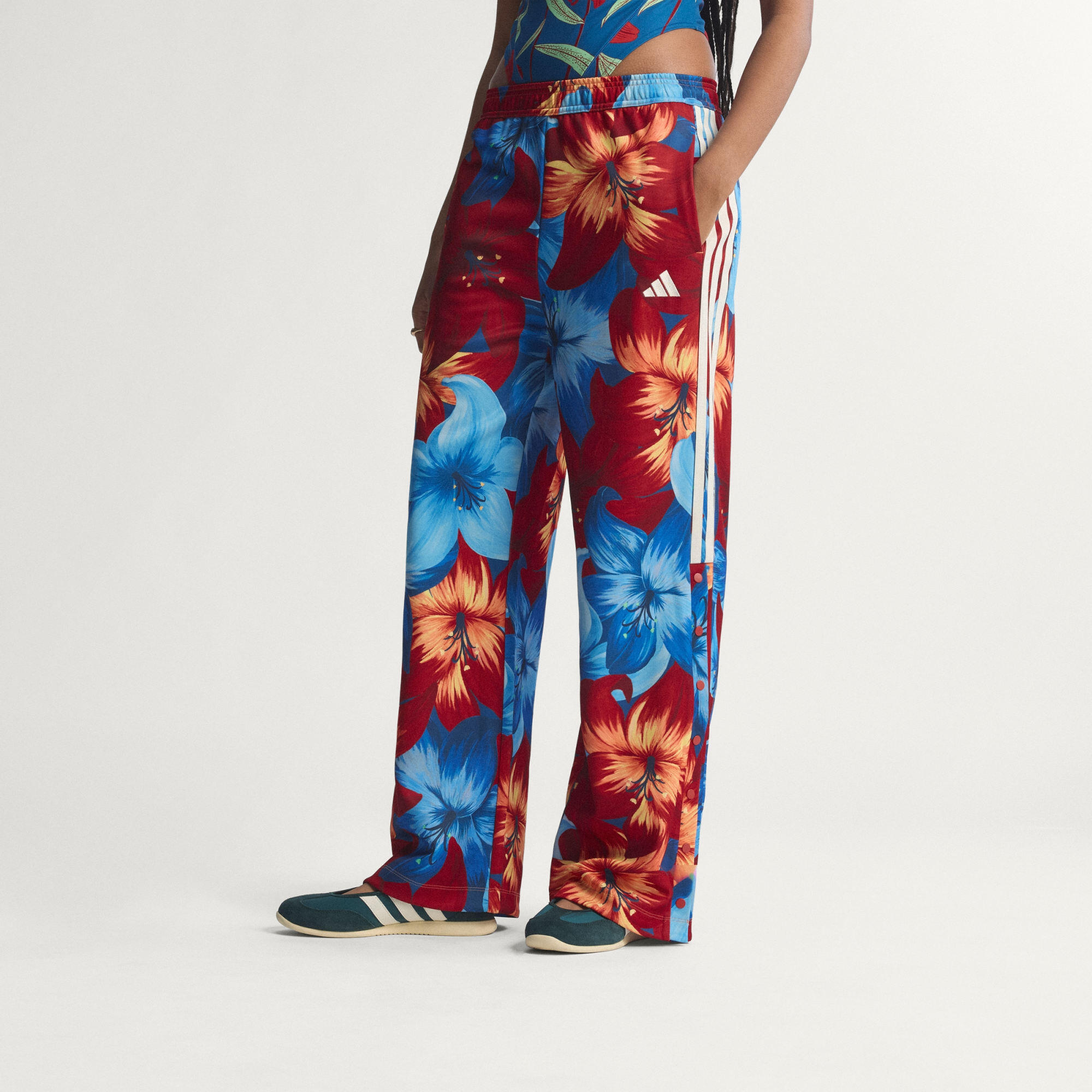 PANTALON DE SURVÊTEMENT ADIDAS x FARM RIO HOUSE OF TIRO 3/7