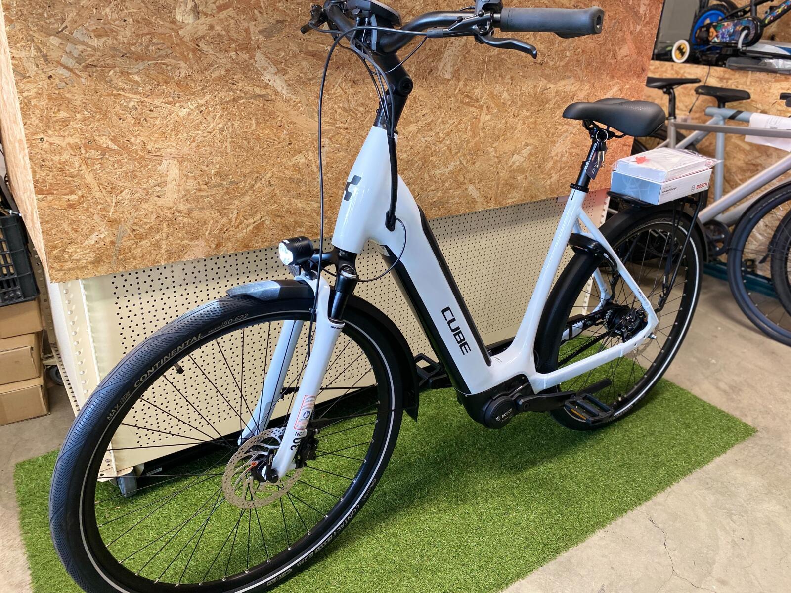 Cube Supreme Hybrid 56 cm, wit, Bosch Active Line Plus, 500 Wh 3/7