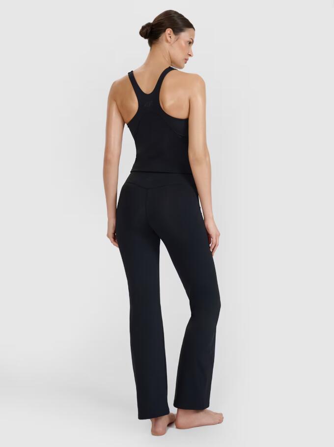Fitnesslegging voor dames met uitlopende pijpen. 4/6